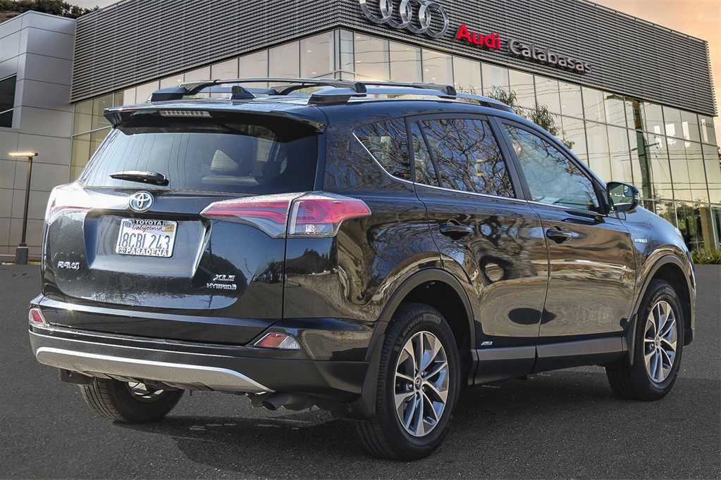 2018 Toyota RAV4 Hybrid XLE 4