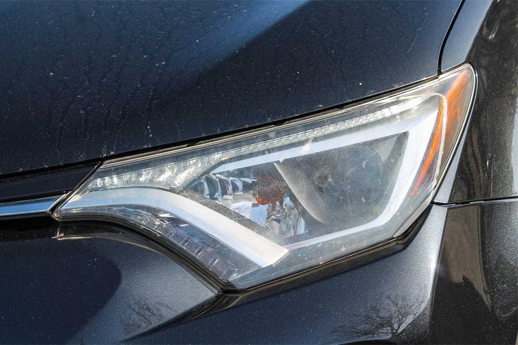 2018 Toyota RAV4 Hybrid XLE 8