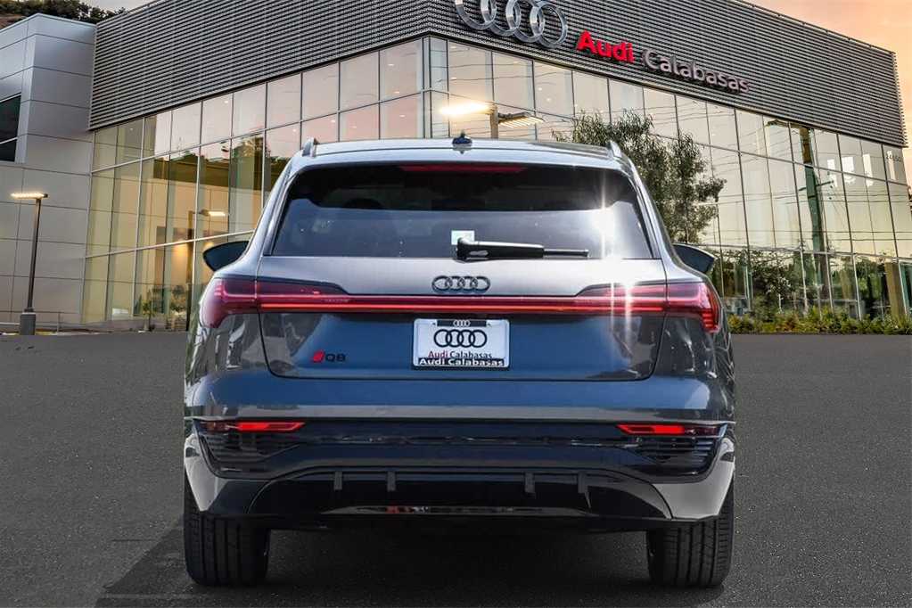 2024 Audi Q8 e-tron Prestige 5