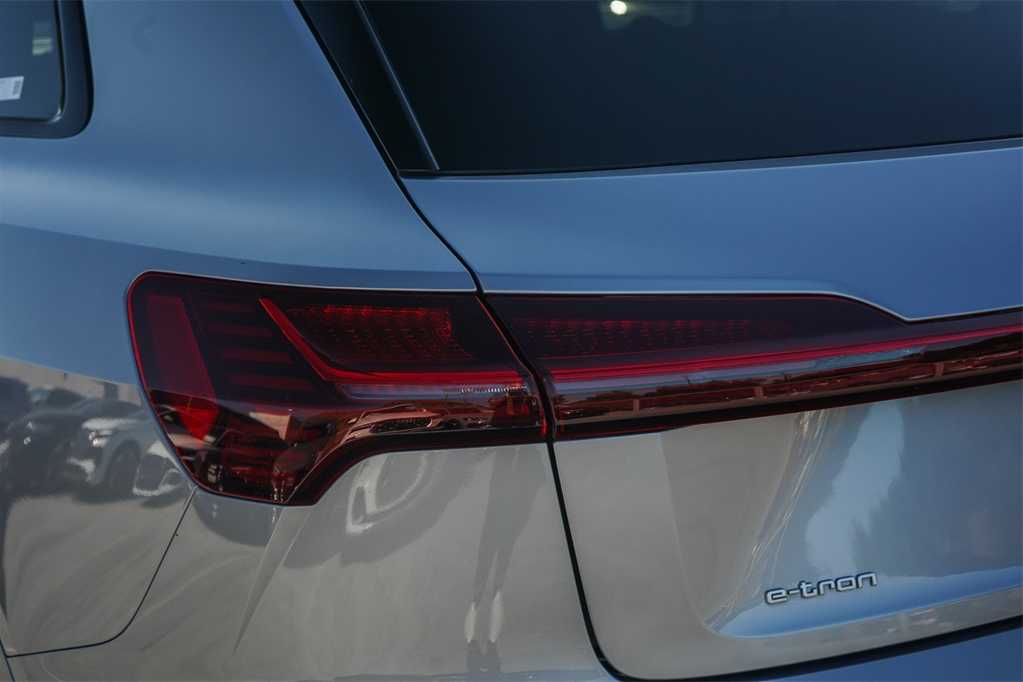 2022 Audi e-tron Premium 7