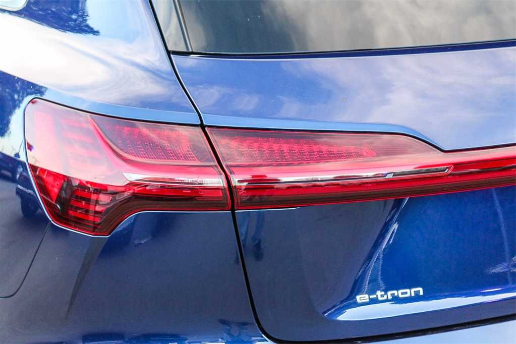 2022 Audi e-tron Premium 7