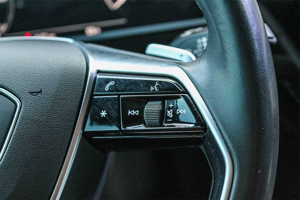 2022 Audi e-tron Premium 17