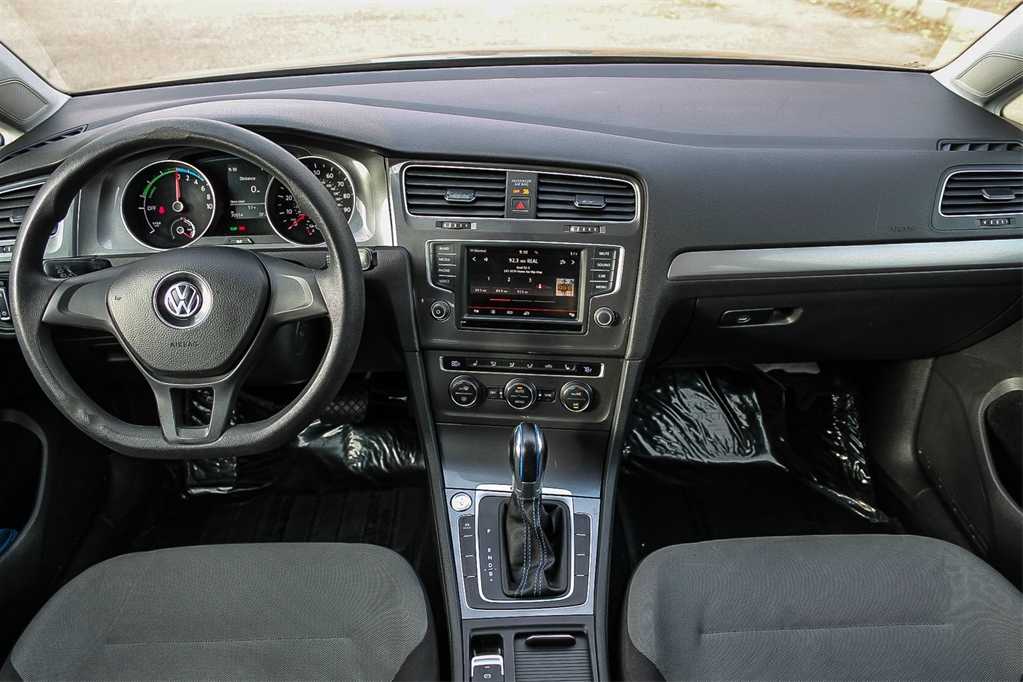 2016 Volkswagen e-Golf SE 12