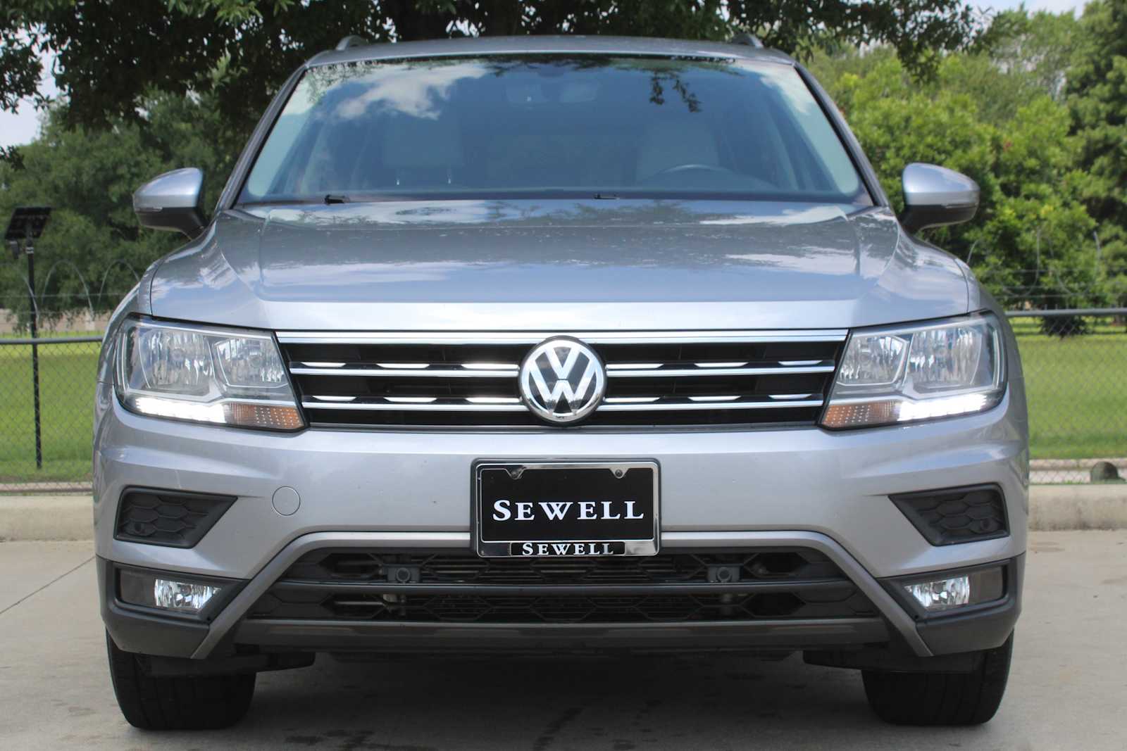 Used 2019 Pyrite Silver Metallic Volkswagen SEL image 2