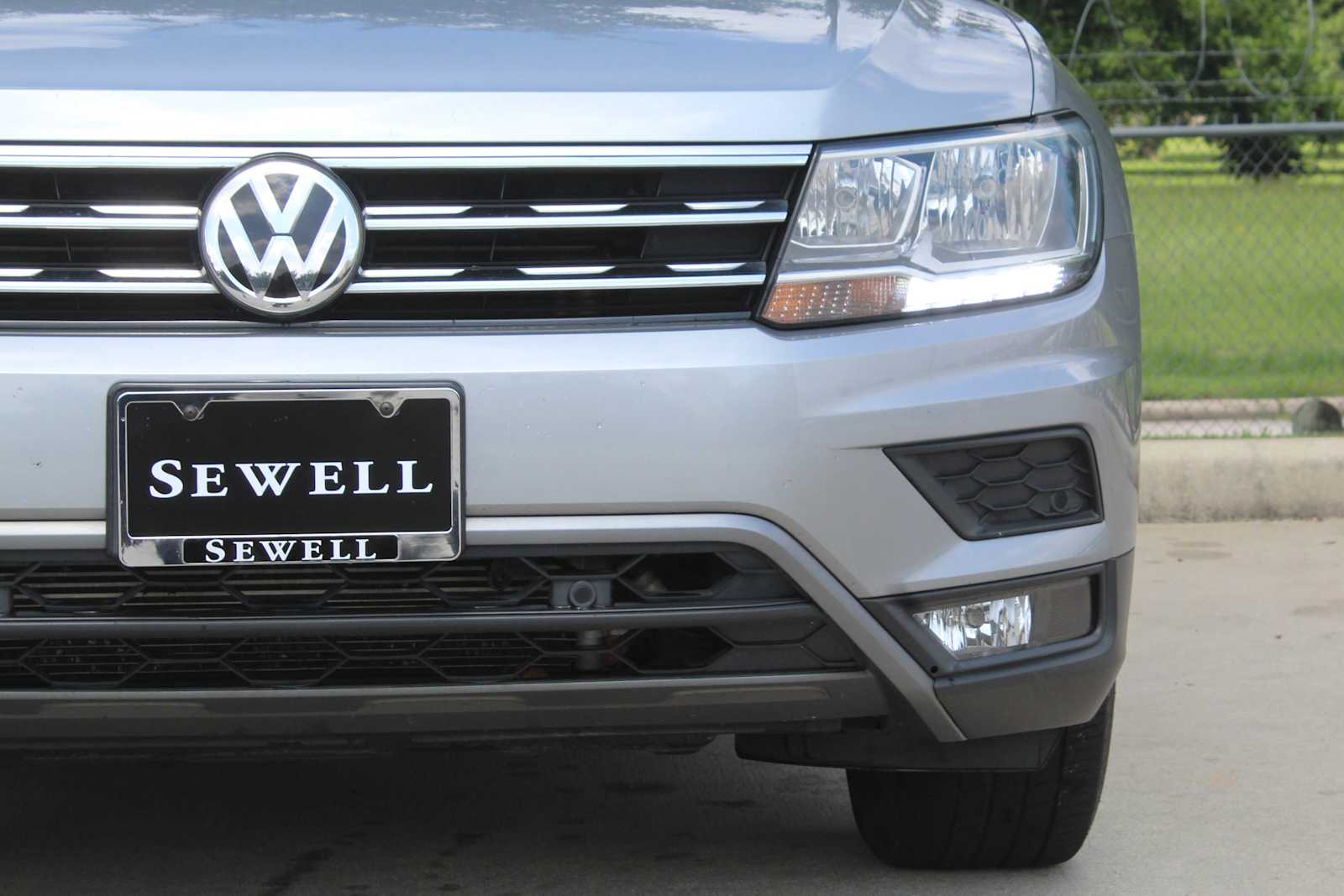 Used 2019 Pyrite Silver Metallic Volkswagen SEL image 9