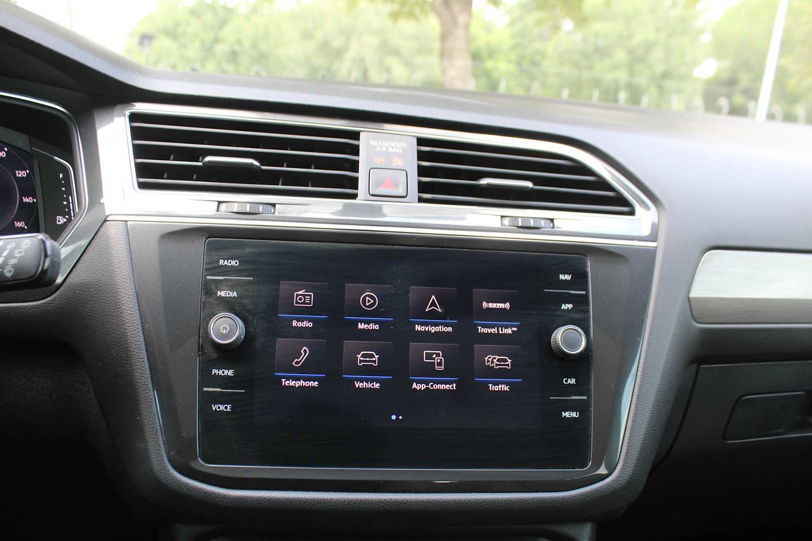 Used 2019 Pyrite Silver Metallic Volkswagen SEL image 18