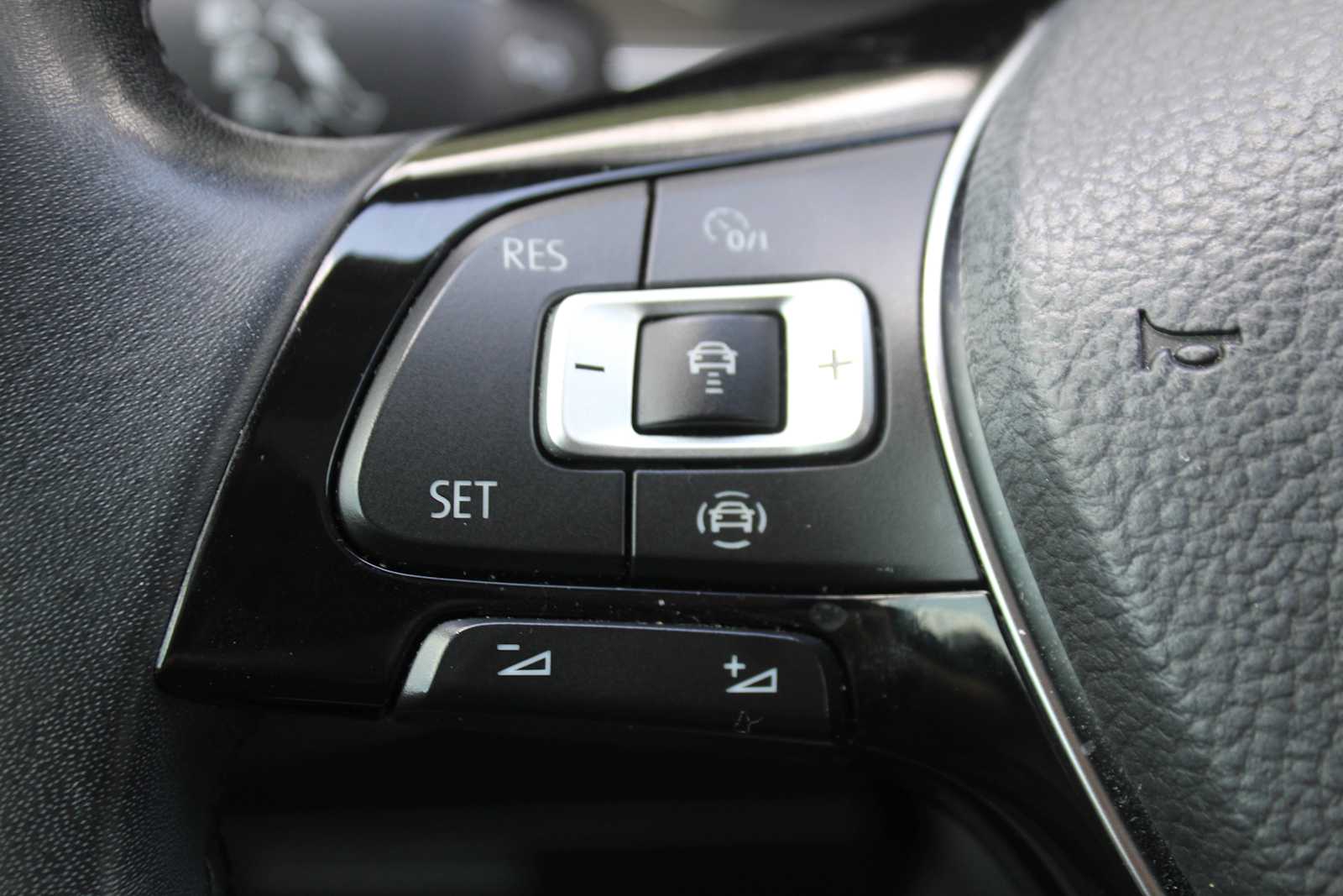 Used 2019 Pyrite Silver Metallic Volkswagen SEL image 26