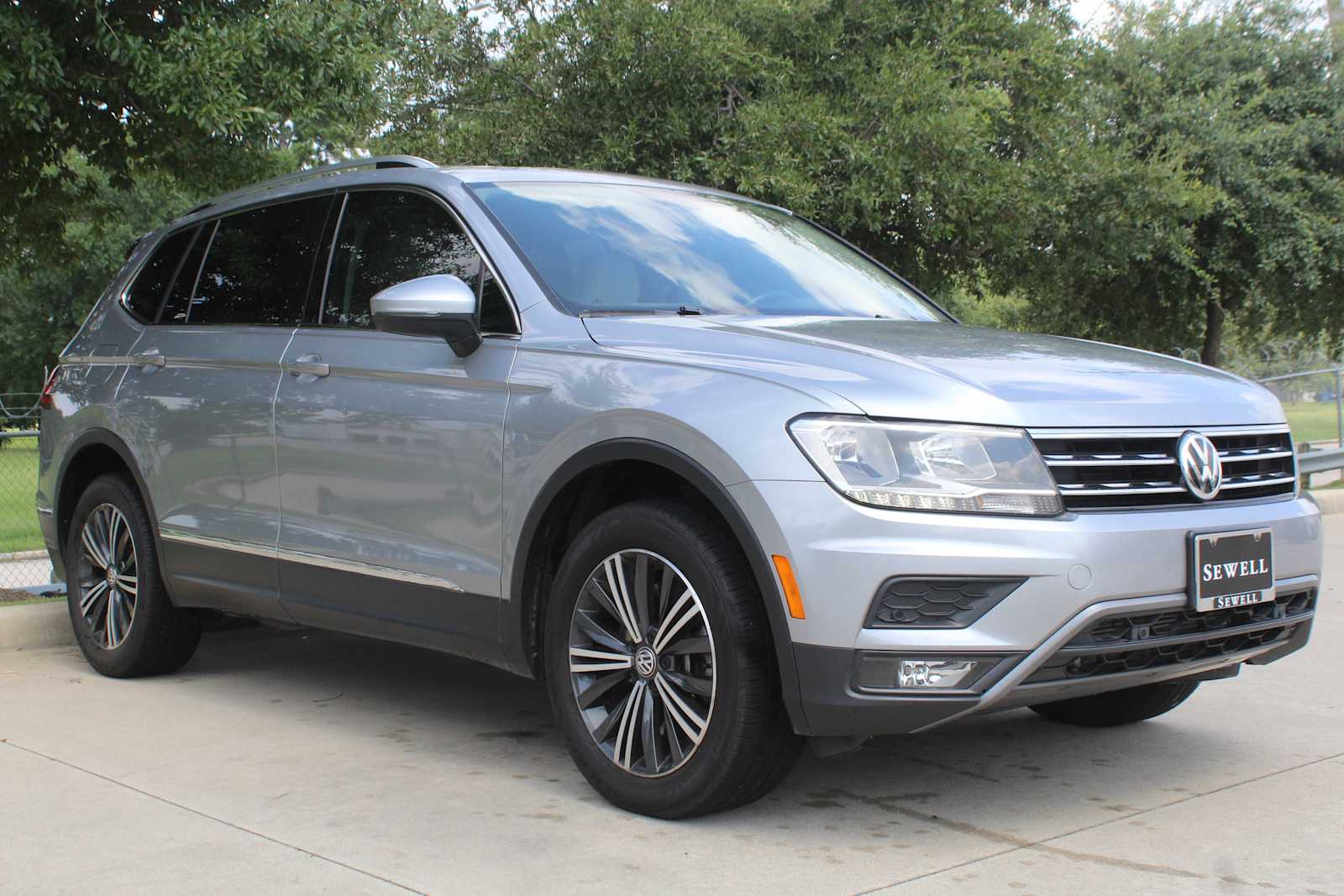 Used 2019 Pyrite Silver Metallic Volkswagen SEL image 4