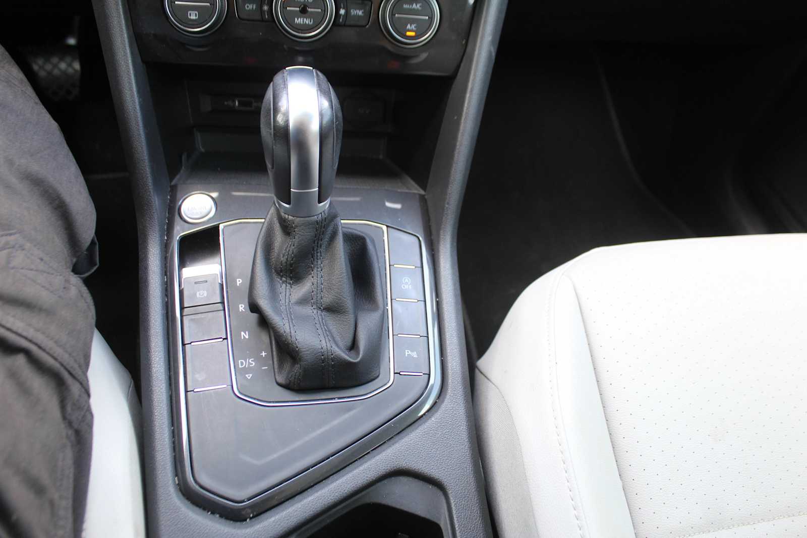 Used 2019 Pyrite Silver Metallic Volkswagen SEL image 20
