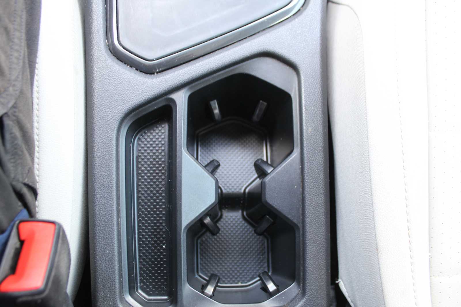 Used 2019 Pyrite Silver Metallic Volkswagen SEL image 21