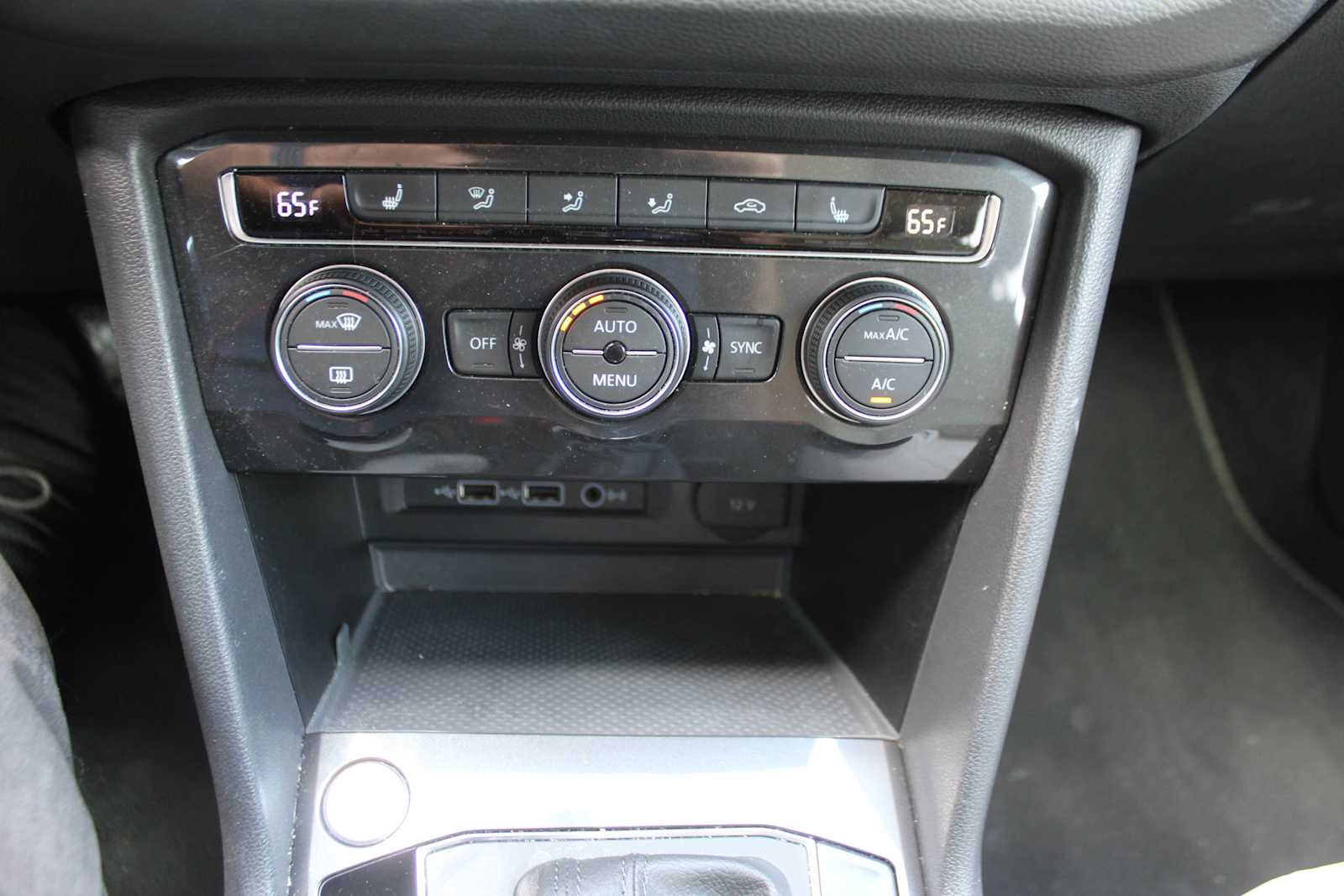 Used 2019 Pyrite Silver Metallic Volkswagen SEL image 19