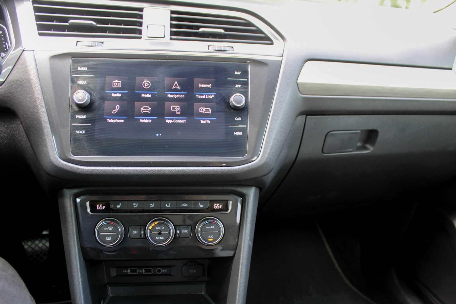 Used 2019 Pyrite Silver Metallic Volkswagen SEL image 17