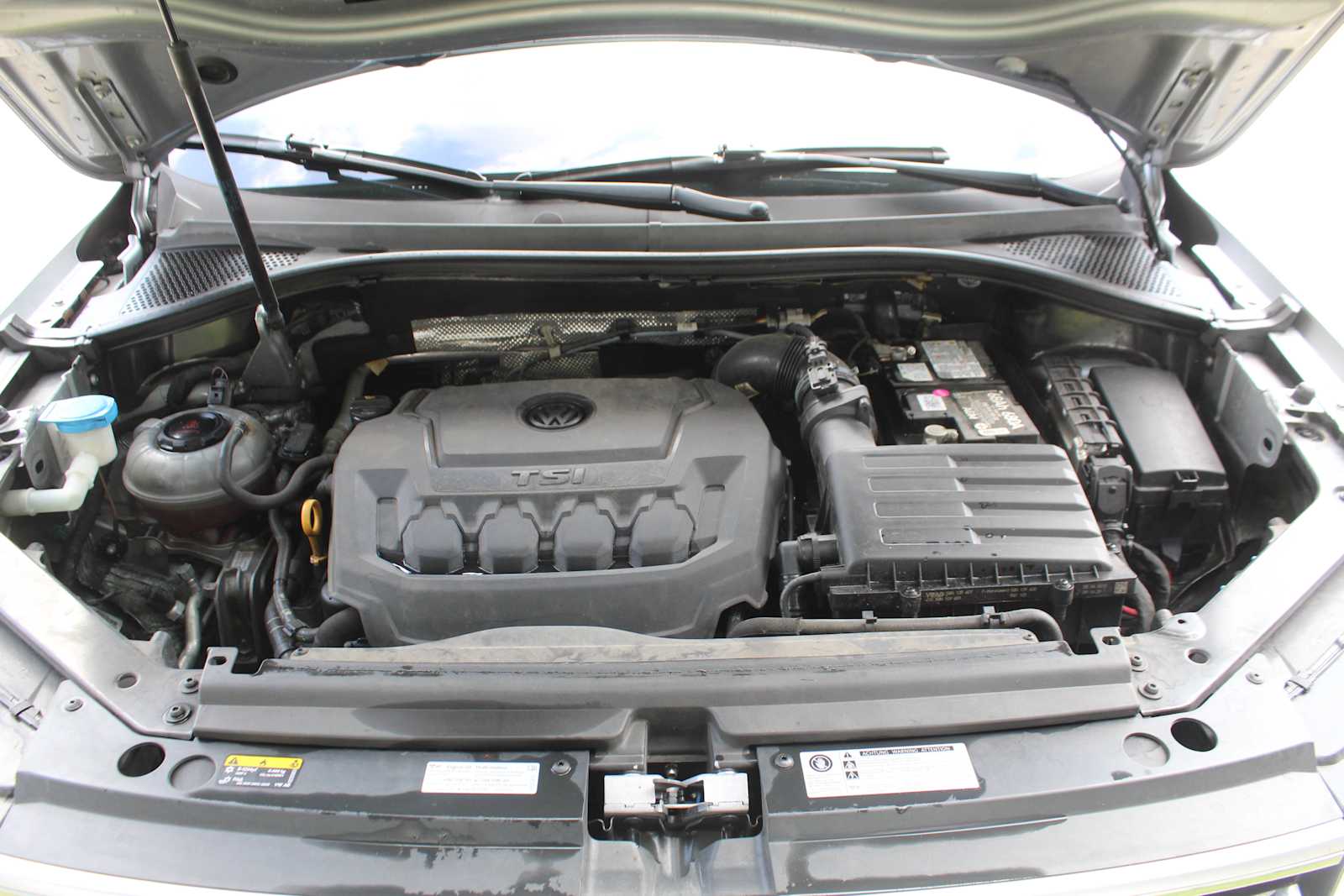 Used 2019 Pyrite Silver Metallic Volkswagen SEL image 30