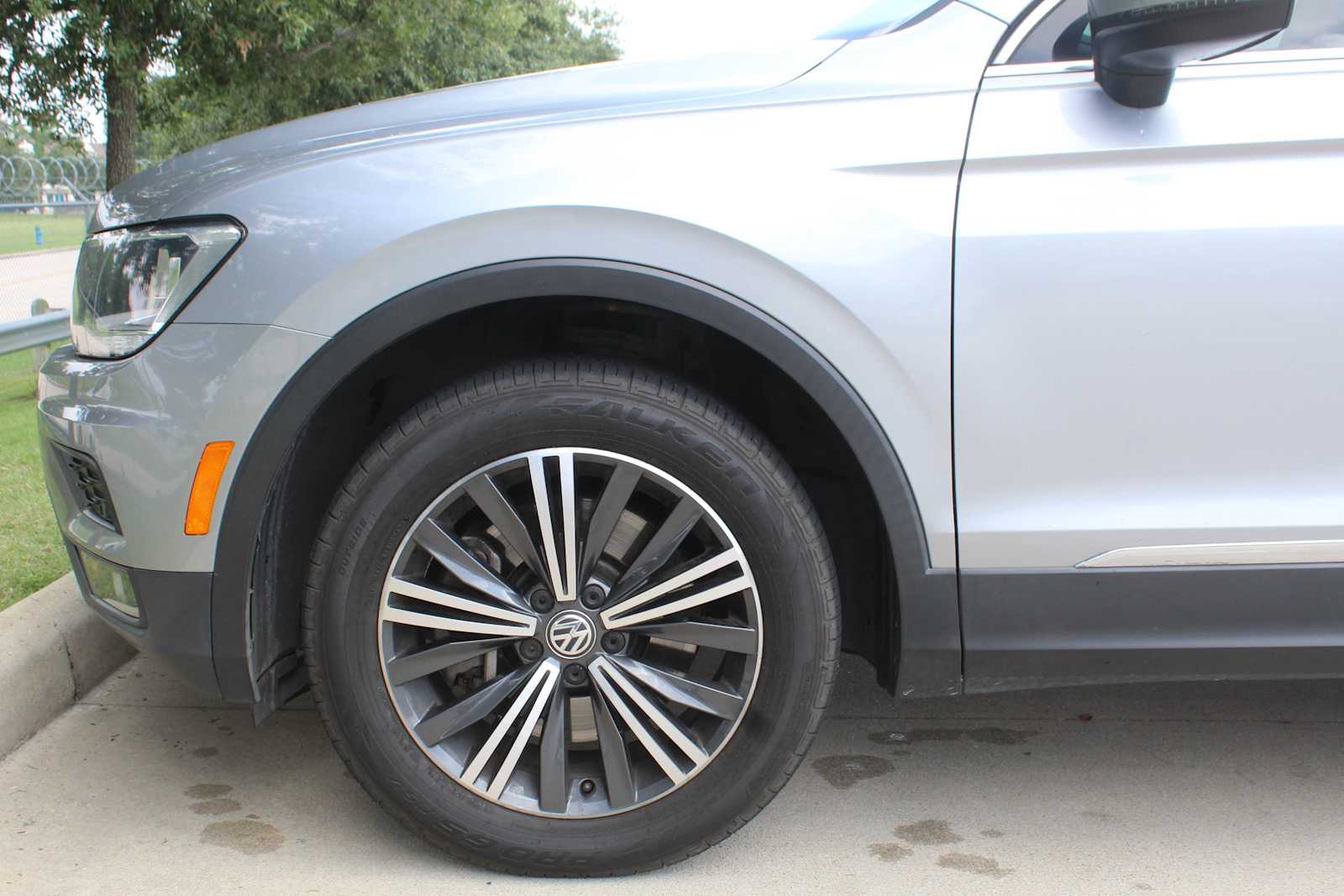Used 2019 Pyrite Silver Metallic Volkswagen SEL image 10