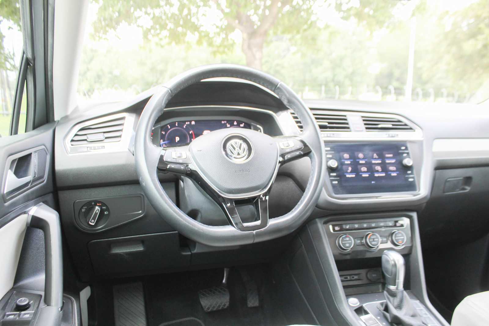 Used 2019 Pyrite Silver Metallic Volkswagen SEL image 25