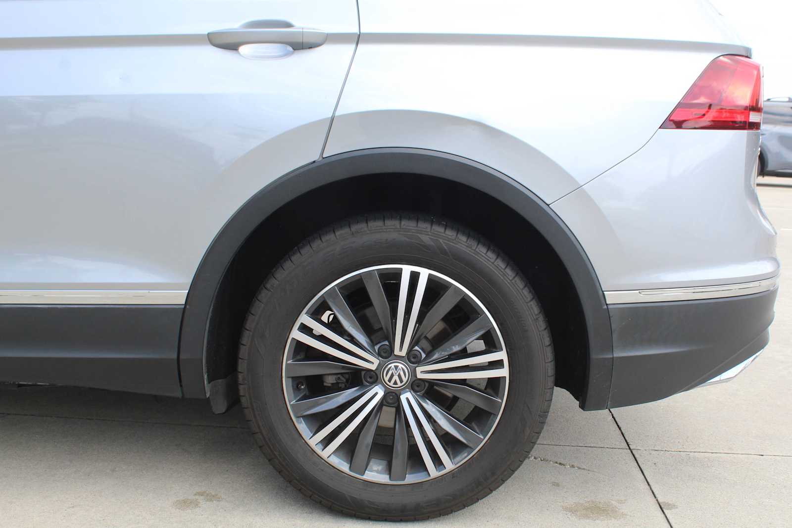 Used 2019 Pyrite Silver Metallic Volkswagen SEL image 11