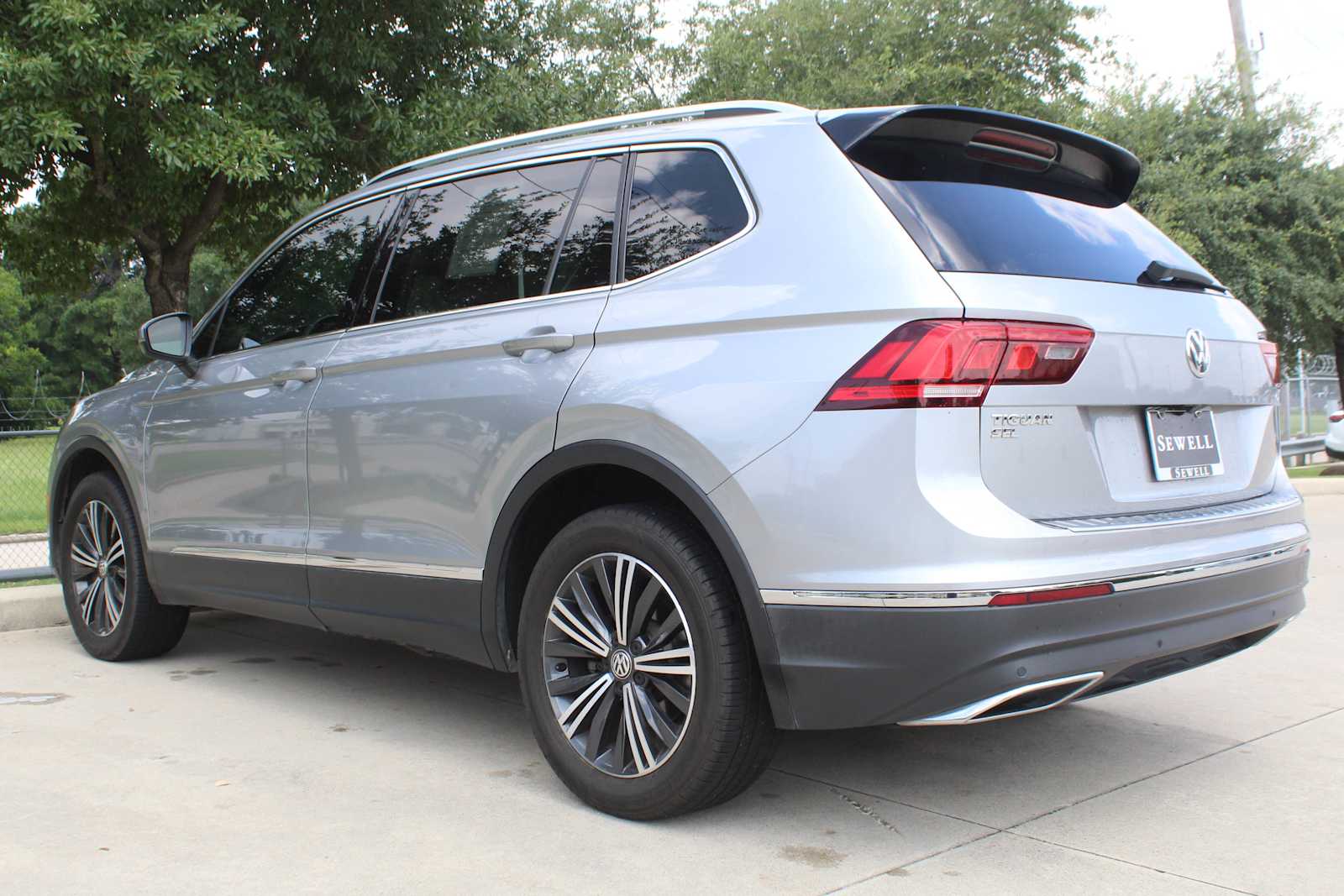 Used 2019 Pyrite Silver Metallic Volkswagen SEL image 8