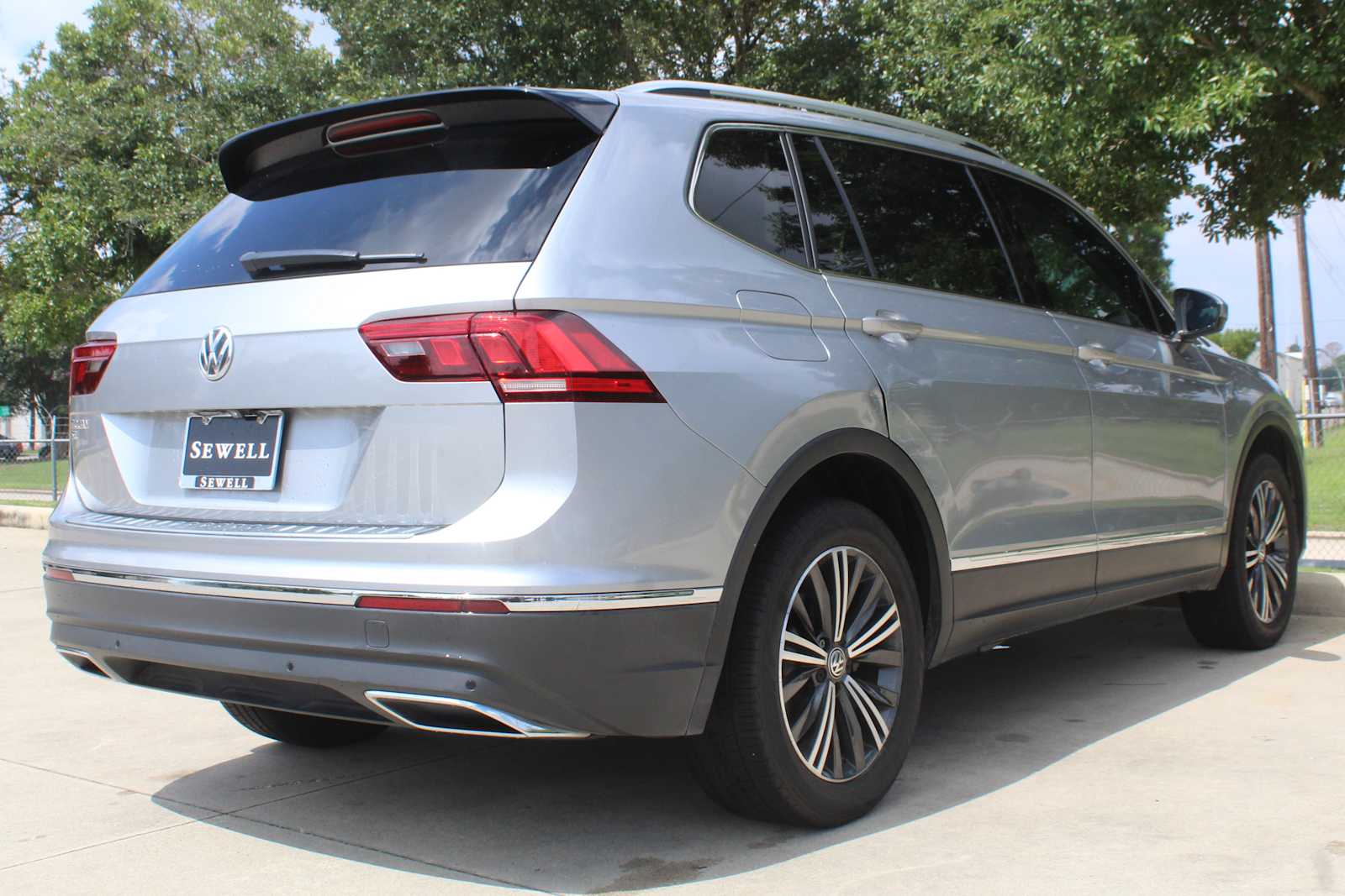 Used 2019 Pyrite Silver Metallic Volkswagen SEL image 5