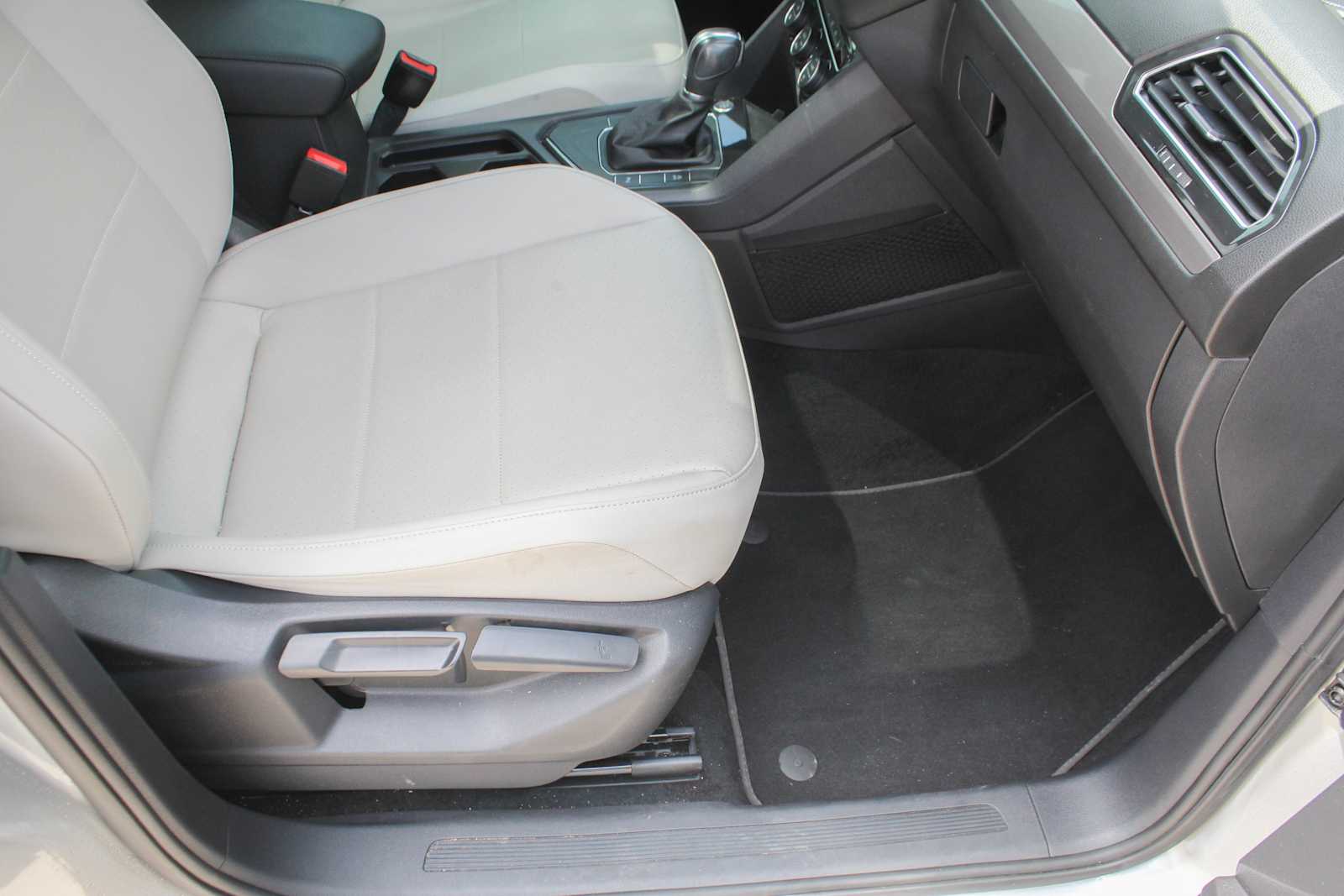 Used 2019 Pyrite Silver Metallic Volkswagen SEL image 13