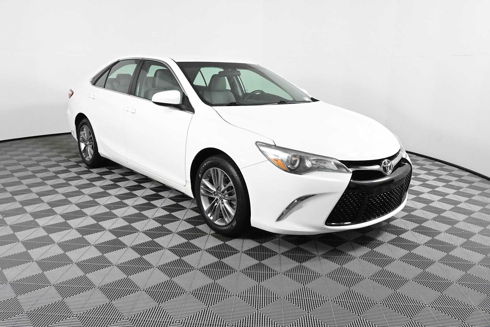 Super White 2015 Toyota Camry SE Sedan Front-Wheel Drive 6-Speed Automatic