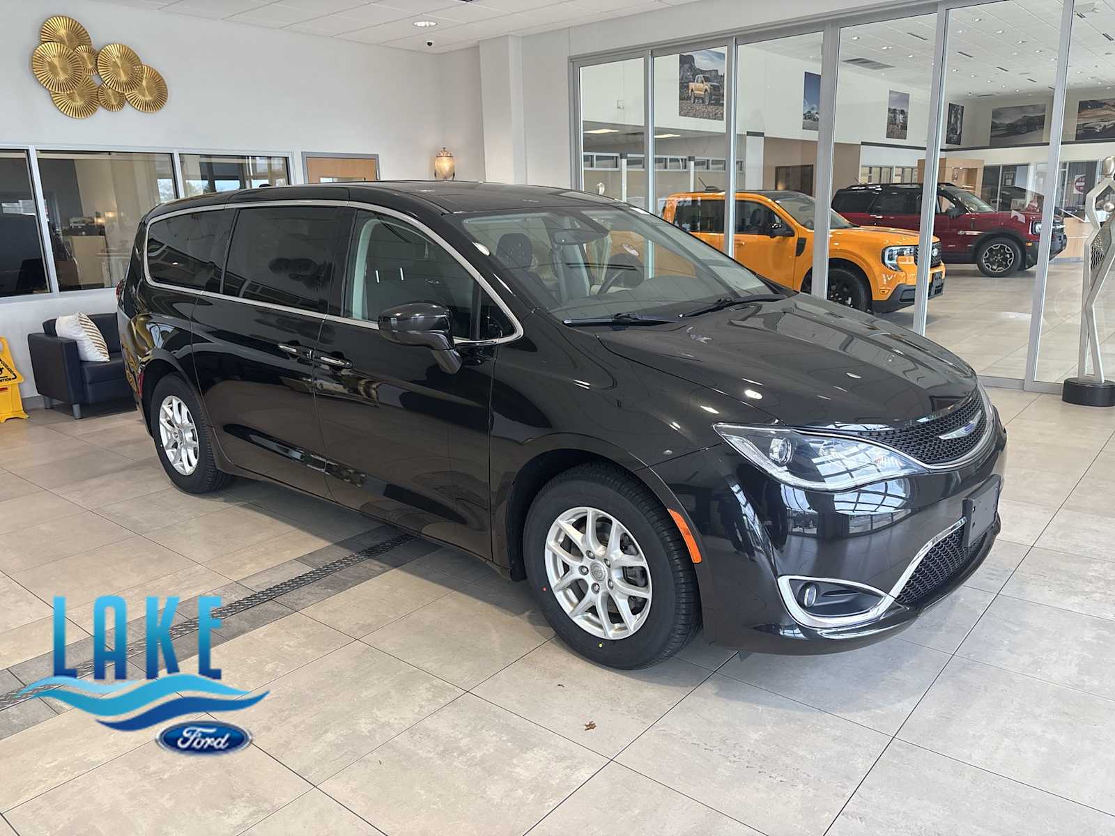 Brilliant Black Crystal Pearlcoat 2020 Chrysler Pacifica Touring FWD Minivan Front-Wheel Drive 9-Speed Automatic