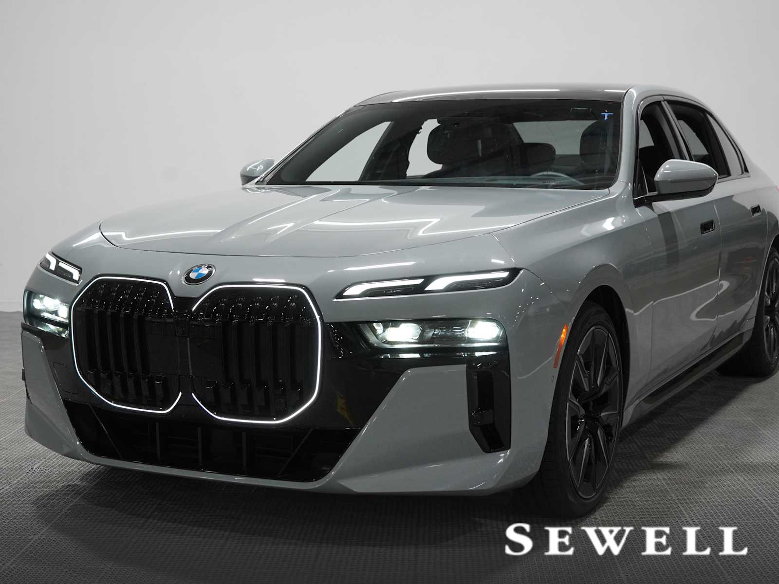 2025 BMW 740i 740i