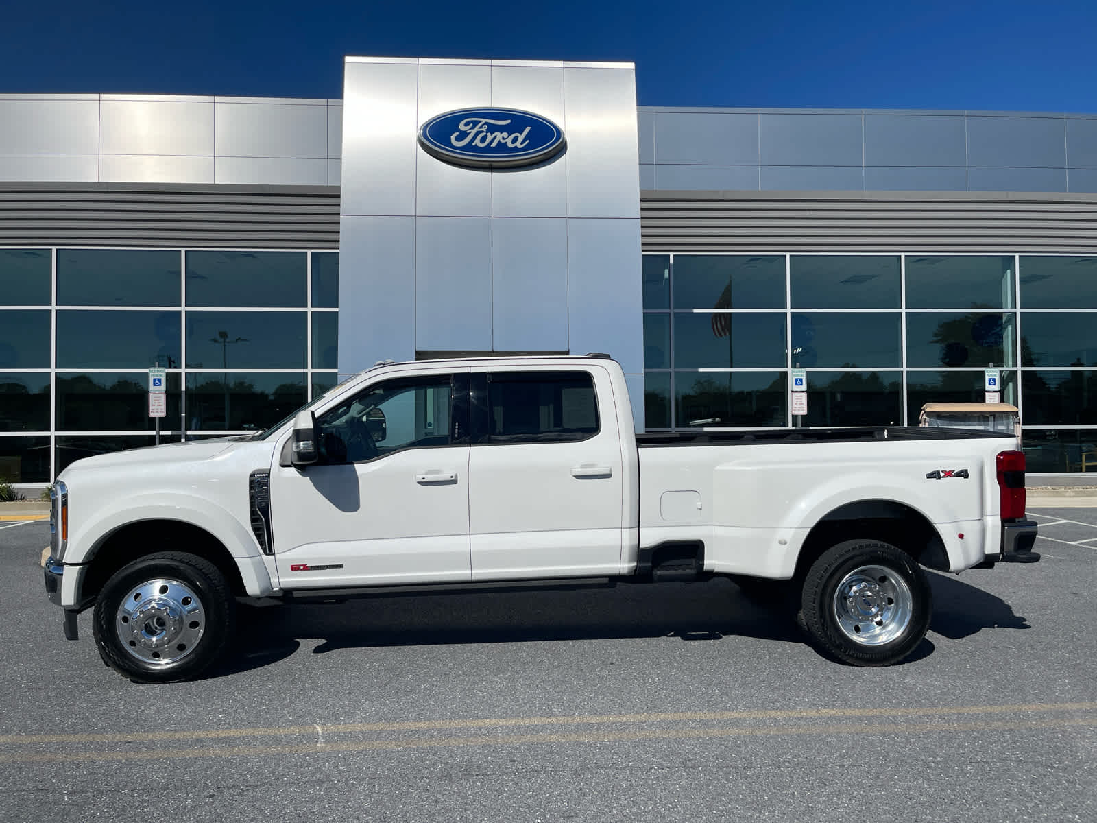2023 Ford F-450 Super Duty Lariat Crew Cab LB DRW 4WD