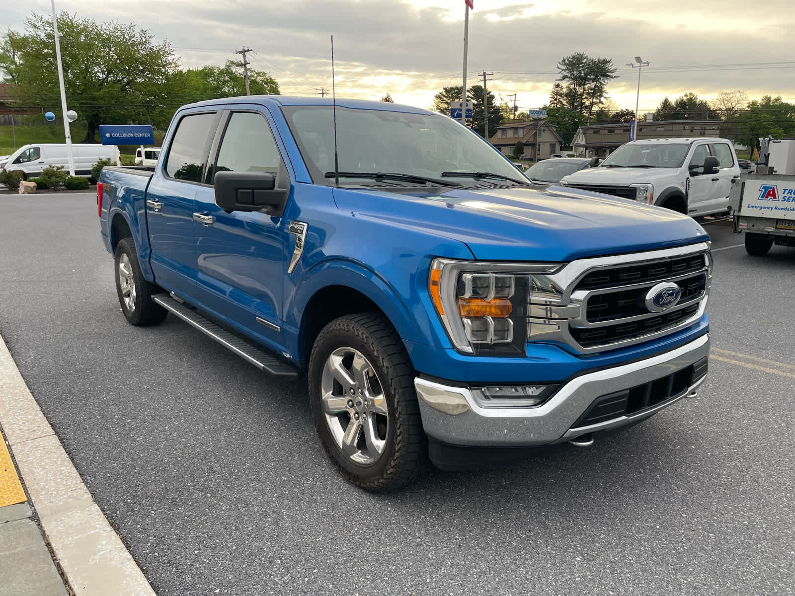 View vehicle photo 7