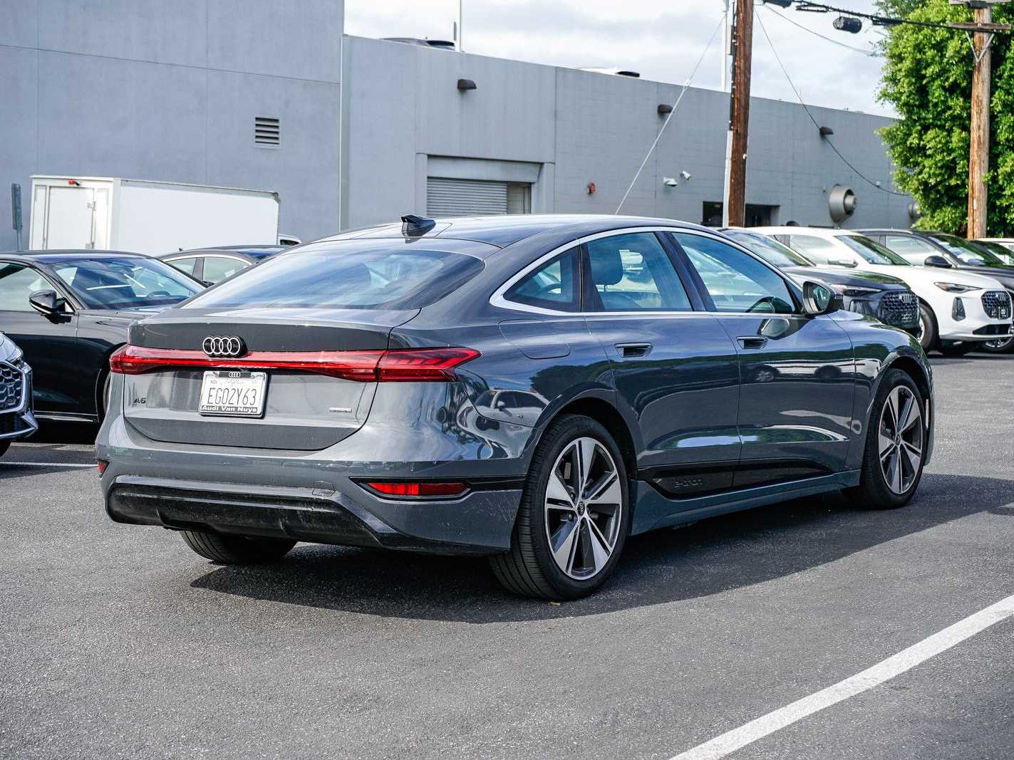 View vehicle photo 4