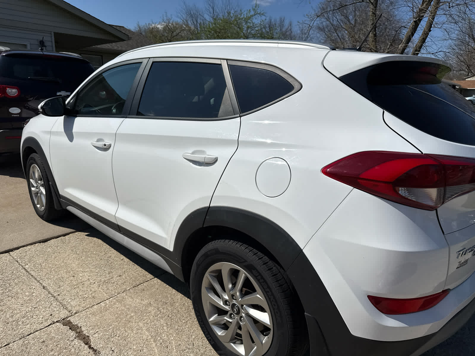 Dazzling White 2017 Hyundai Tucson 1.6T Eco FWD SUV / Crossover Front-Wheel Drive 7-Speed Automatic