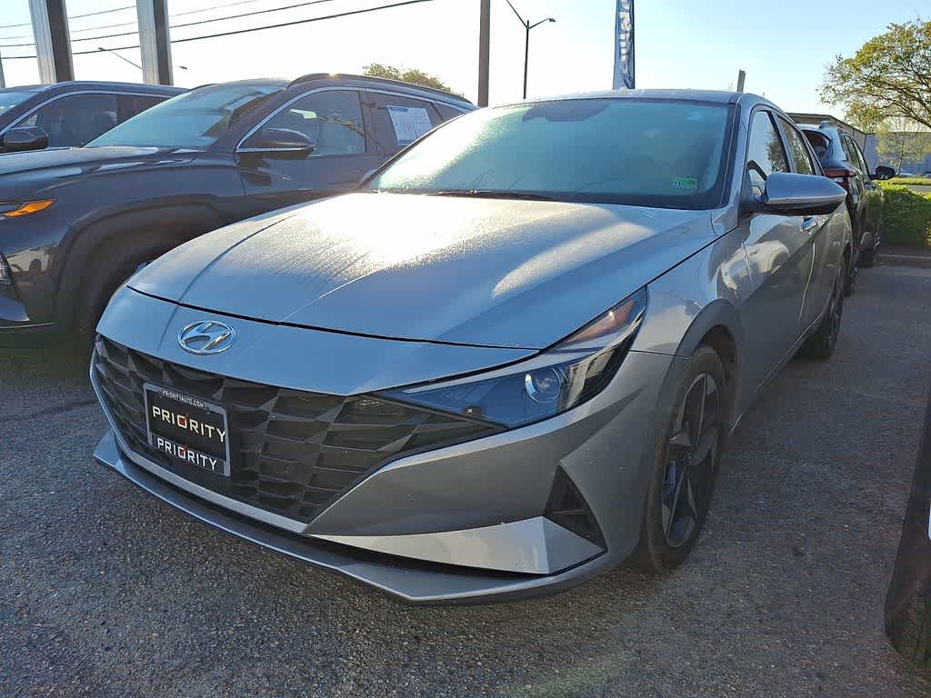 Shimmering Silver Pearl 2023 Hyundai Elantra SEL FWD Sedan Front-Wheel Drive Continuously Variable Transmission