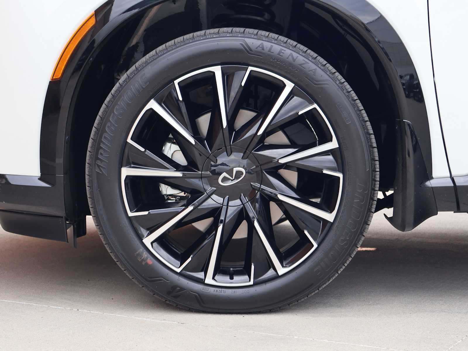 New 2027 2T RAD WHT INFINITI AUTOGRAPH image 9