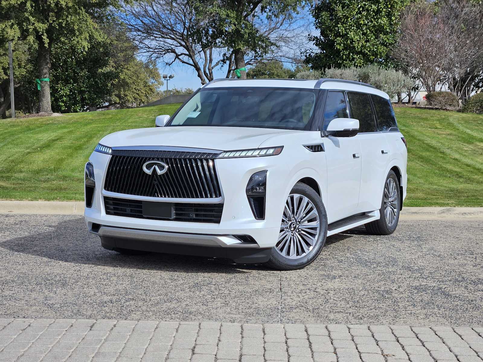 2026 INFINITI QX80 LUXE