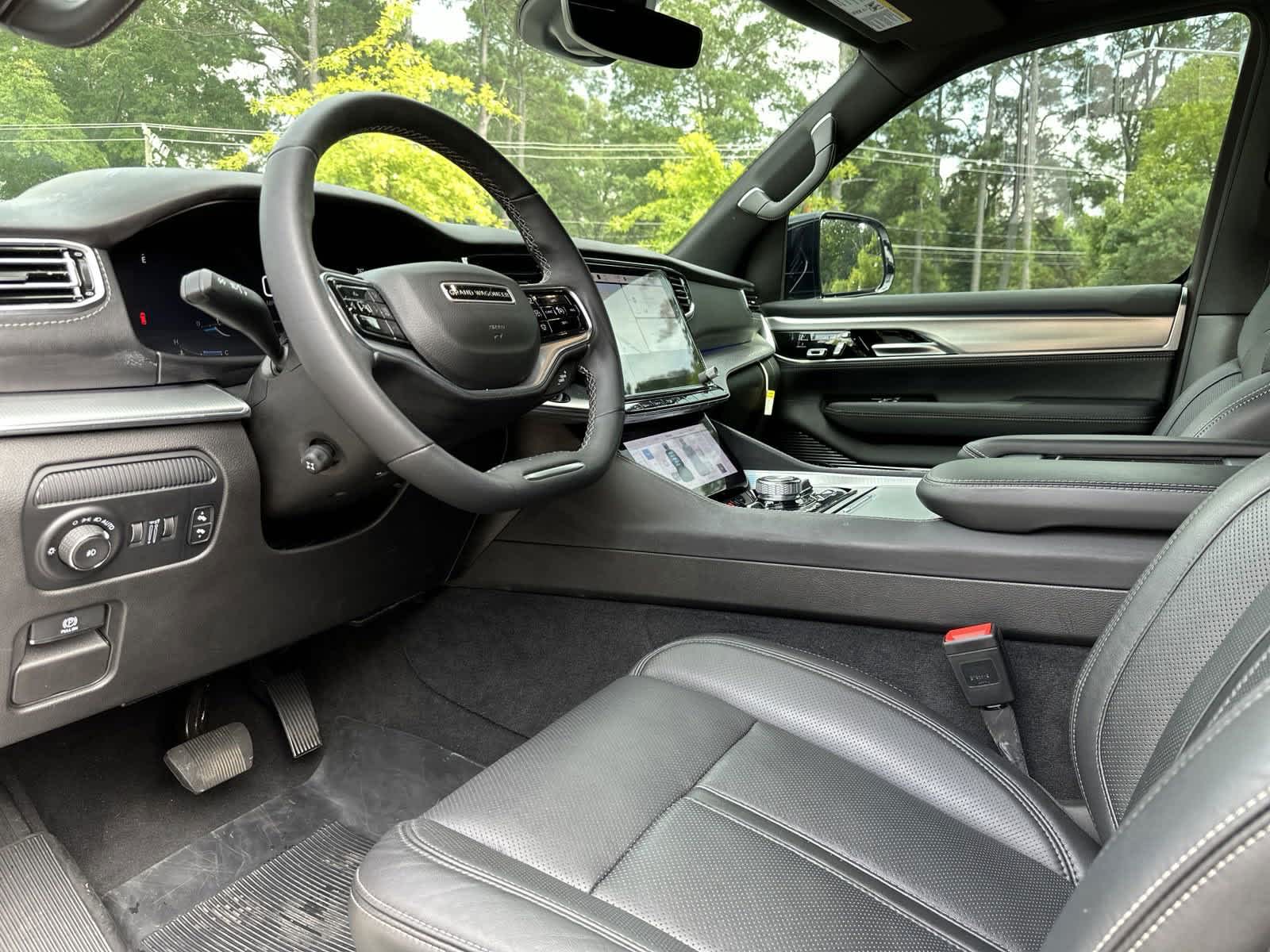 2023 Jeep Grand Wagoneer  14