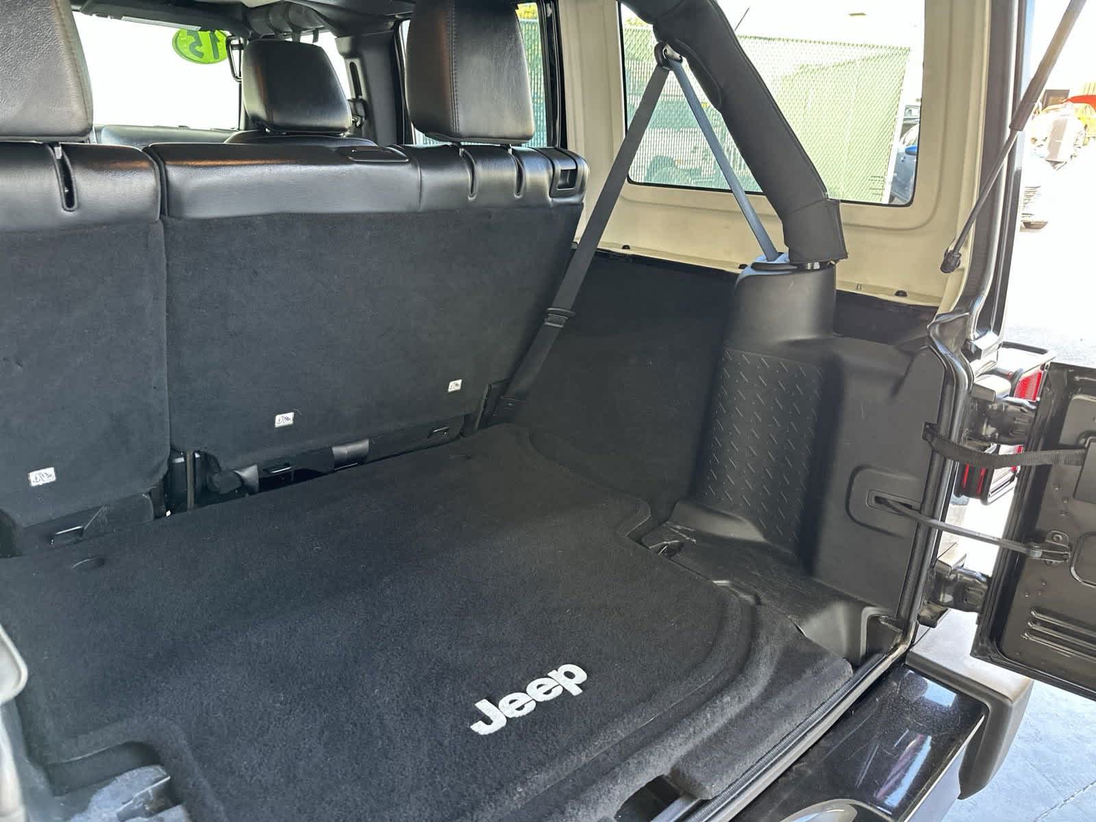 2015 Jeep Wrangler Unlimited Altitude 28