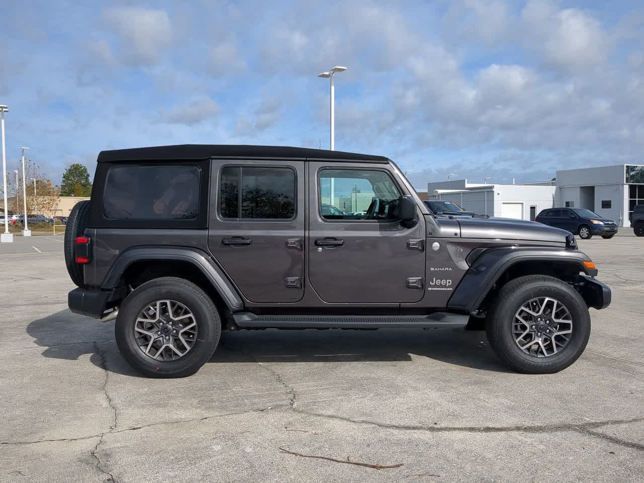 2024 Jeep Wrangler Sahara 43