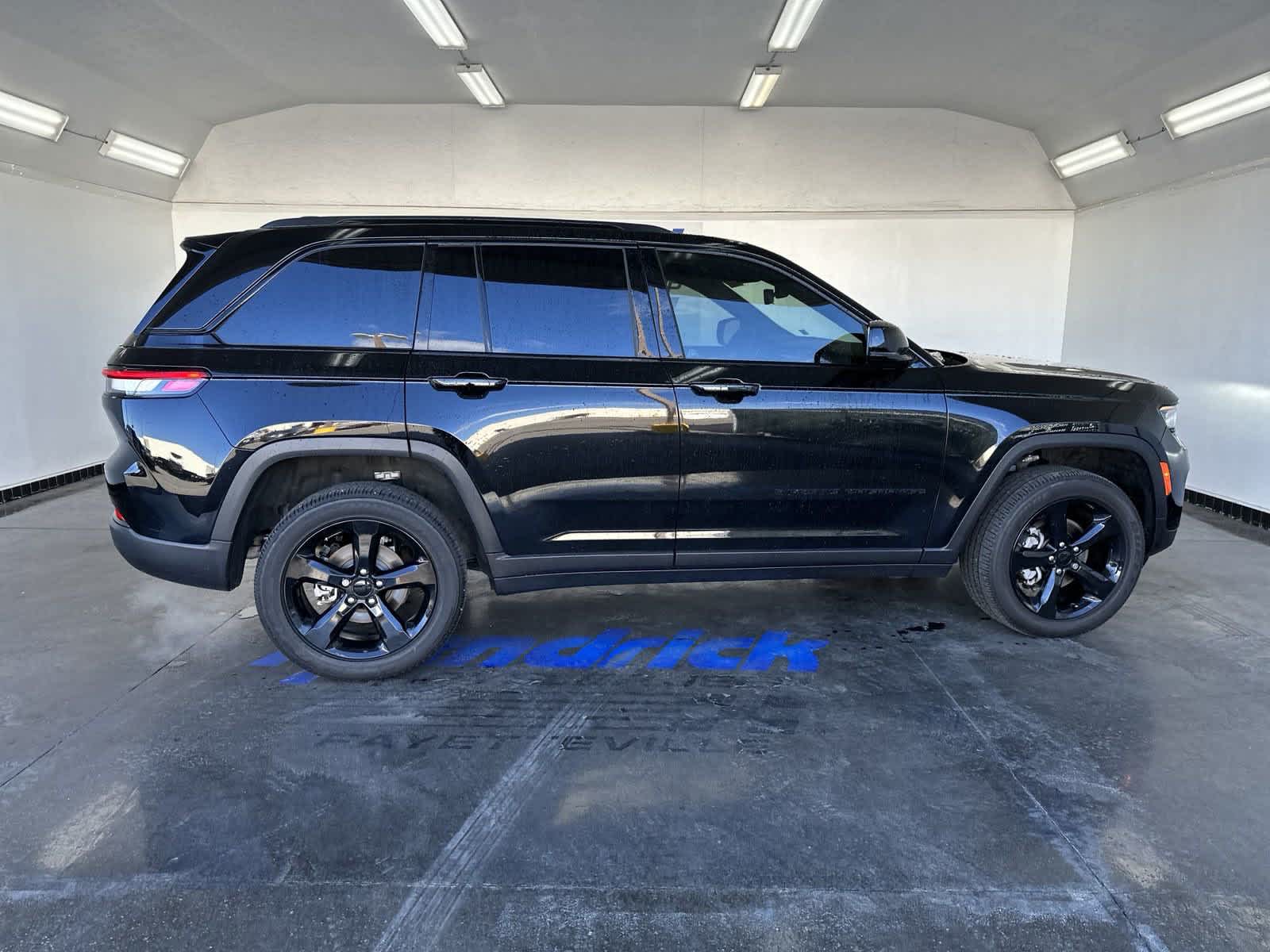 2024 Jeep Grand Cherokee Altitude 10