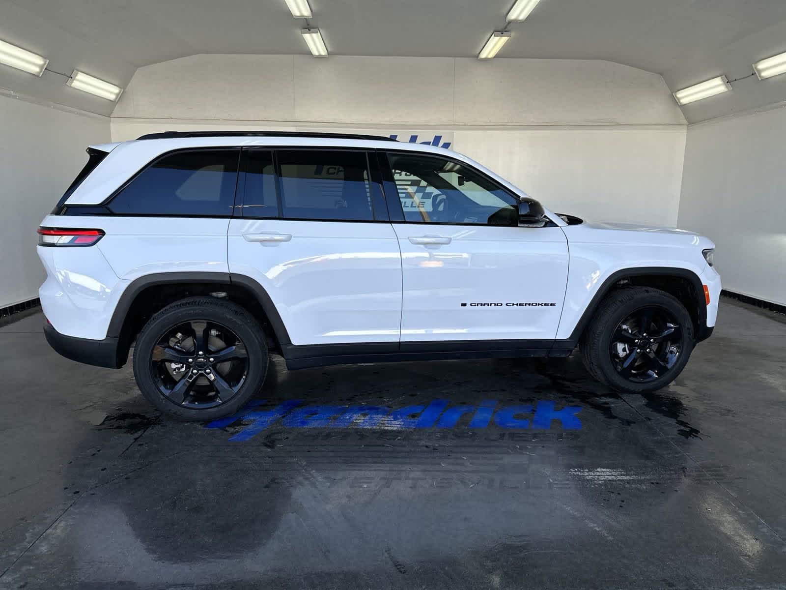 2024 Jeep Grand Cherokee Altitude 10