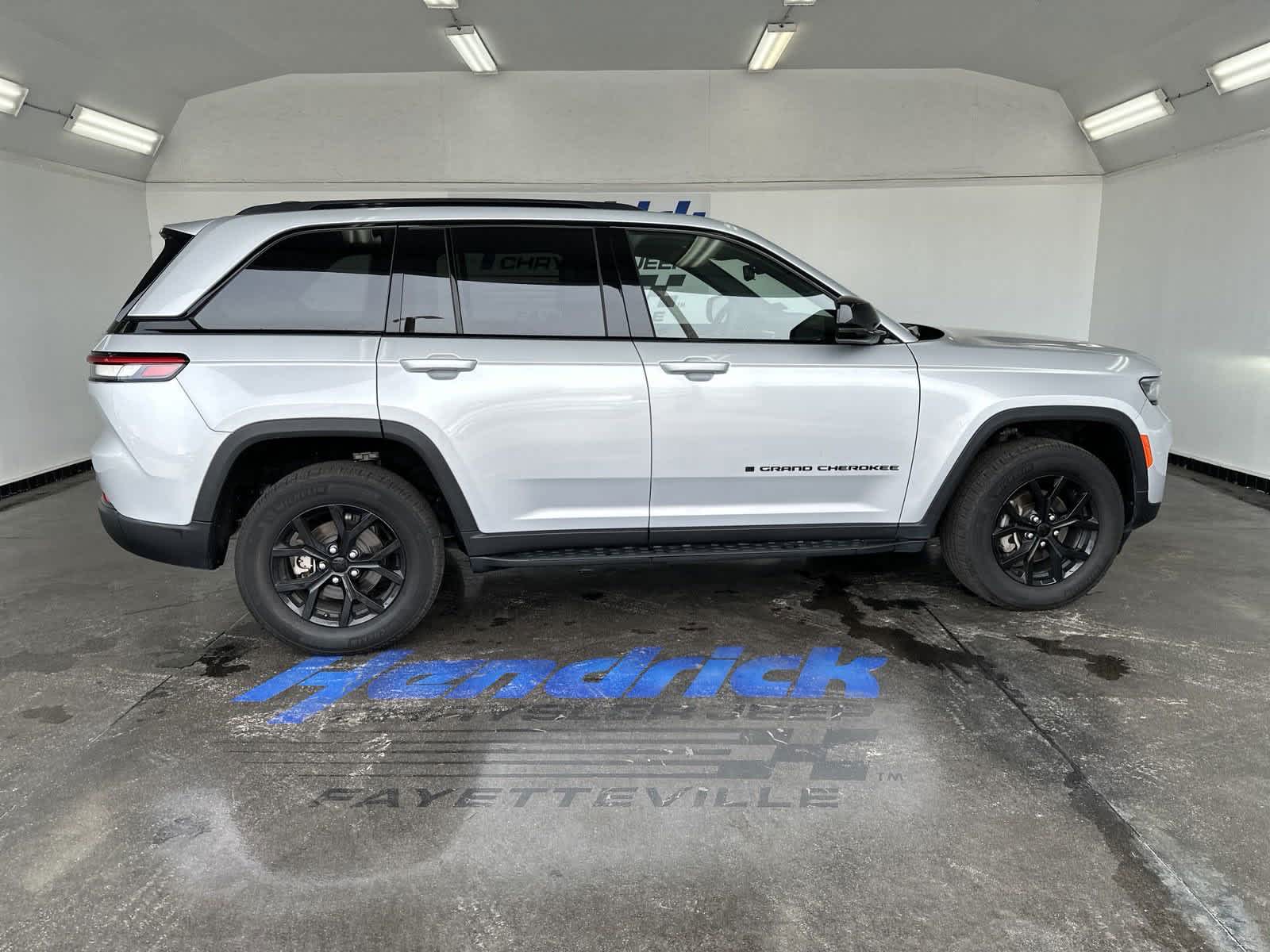 2023 Jeep Grand Cherokee Altitude 10