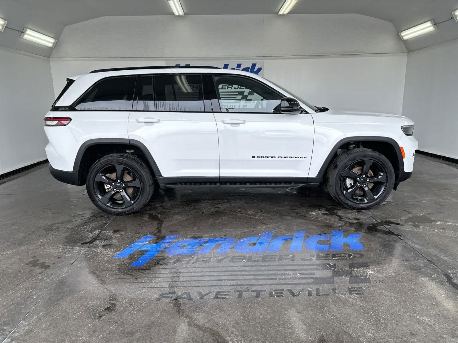 2023 Jeep Grand Cherokee Altitude 10