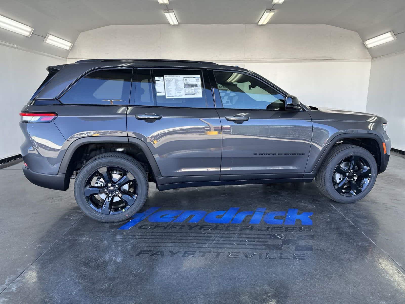 2025 Jeep Grand Cherokee Laredo 9