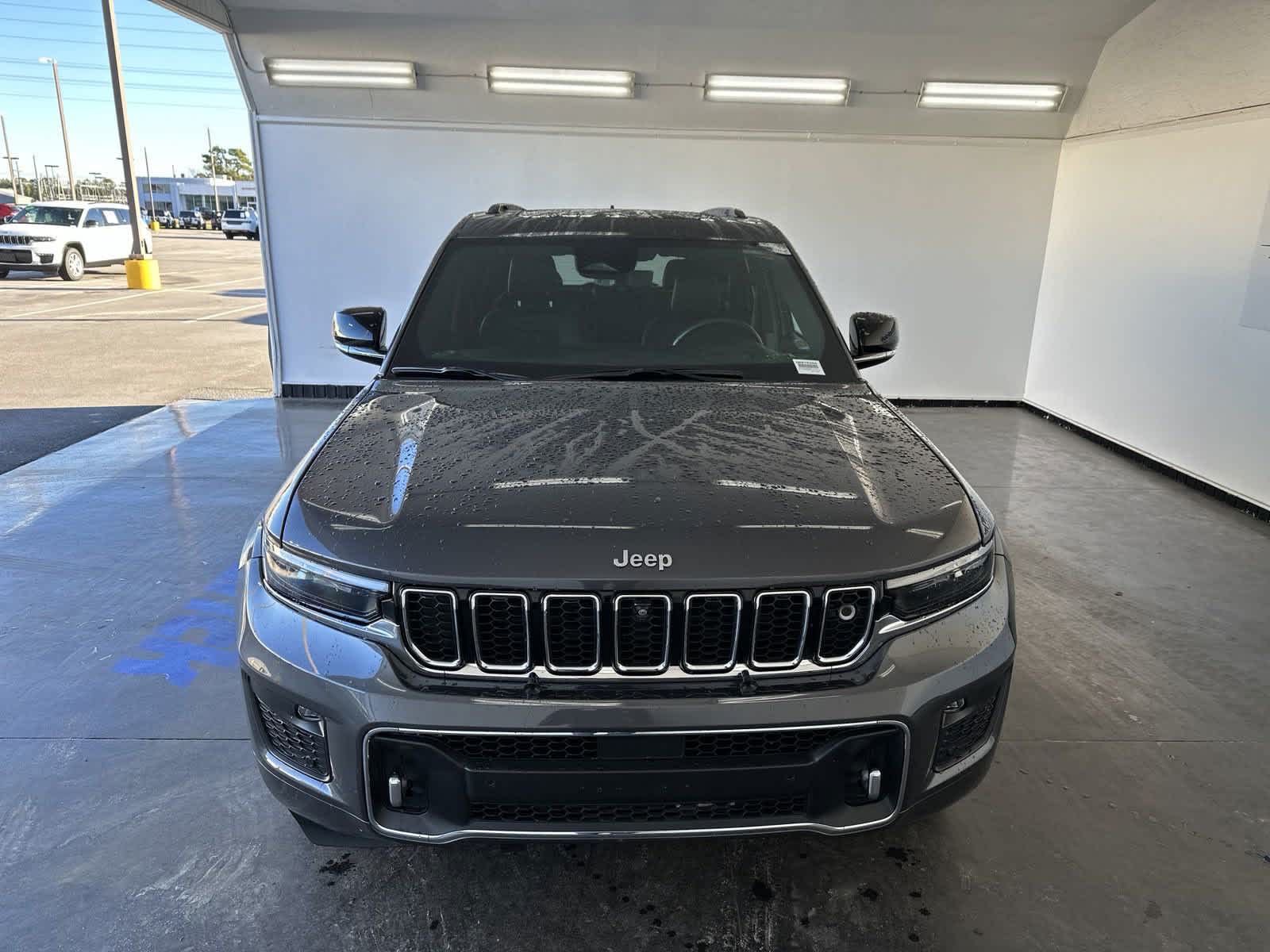 2022 Jeep Grand Cherokee Overland 3