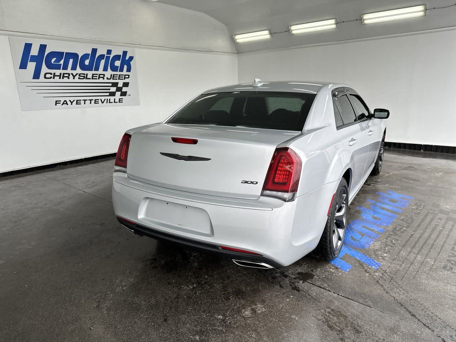 2023 Chrysler 300 Touring 8