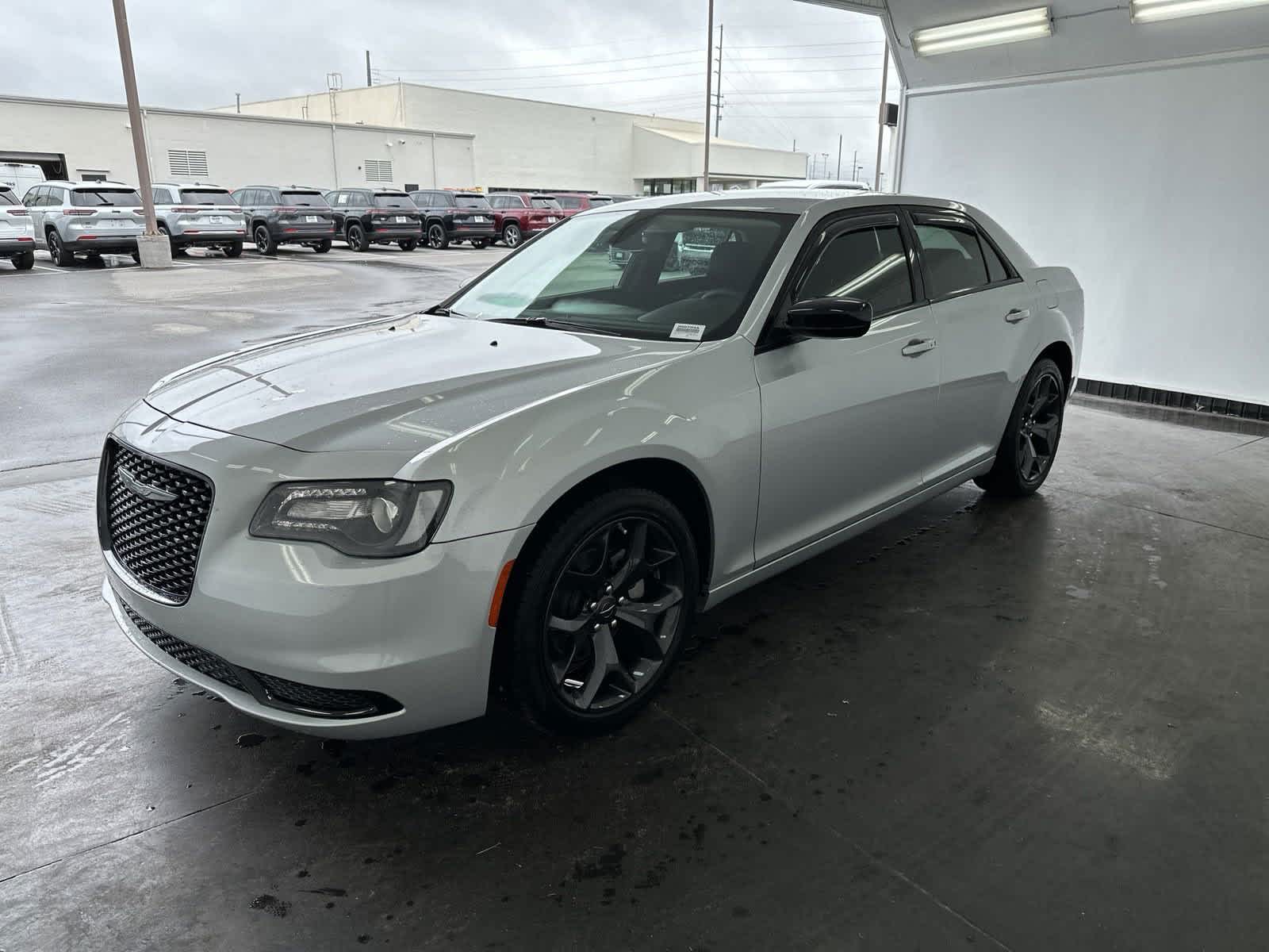 2023 Chrysler 300 Touring 4