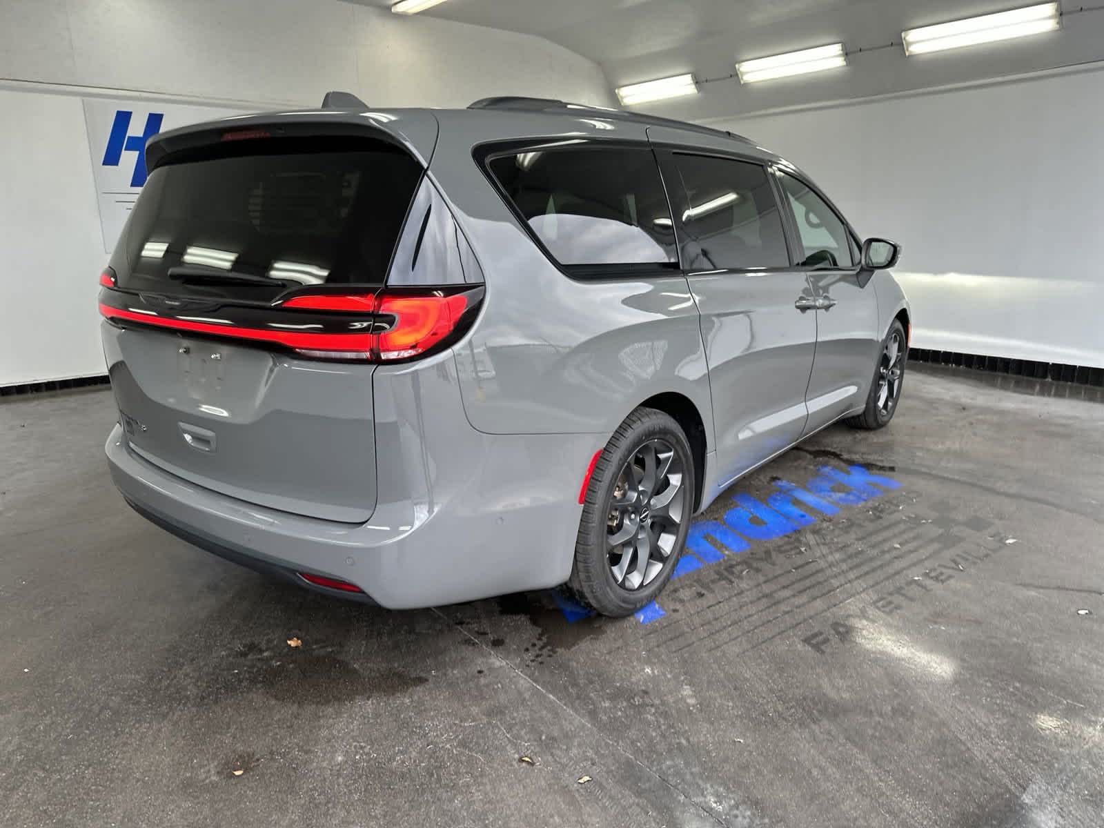 2021 Chrysler Pacifica Touring L 9