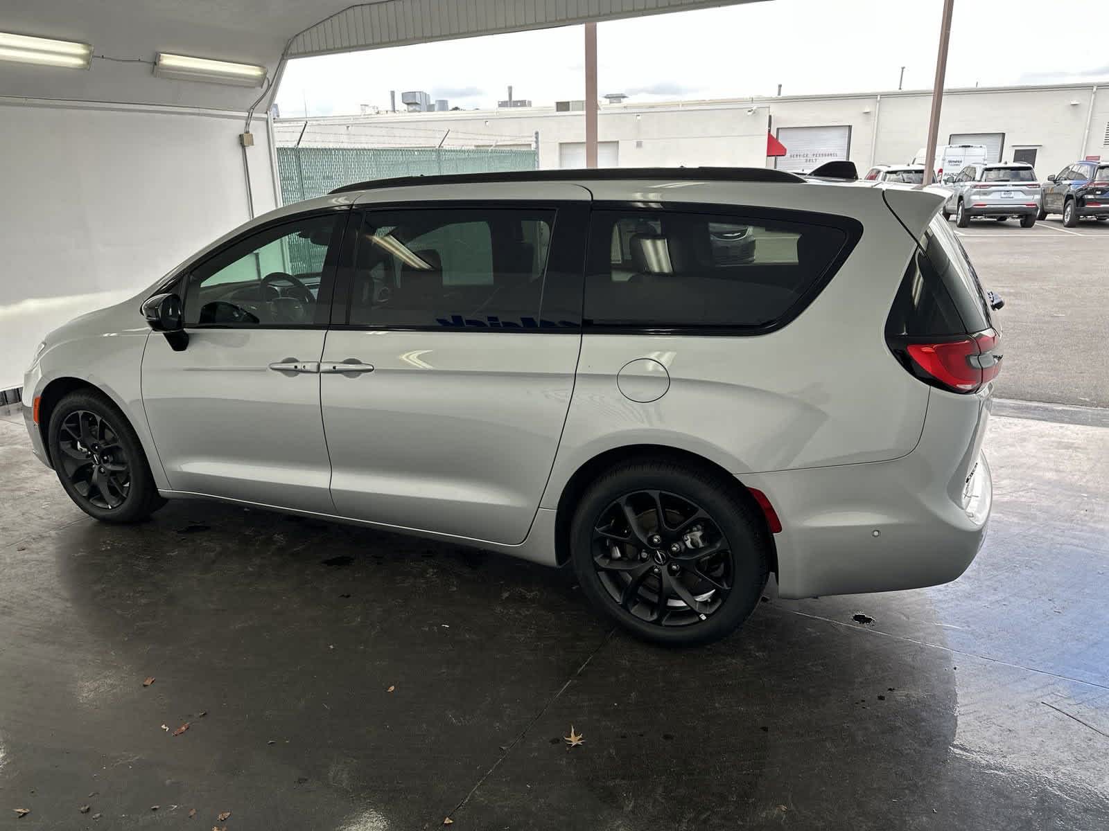 2024 Chrysler Pacifica Touring L 5