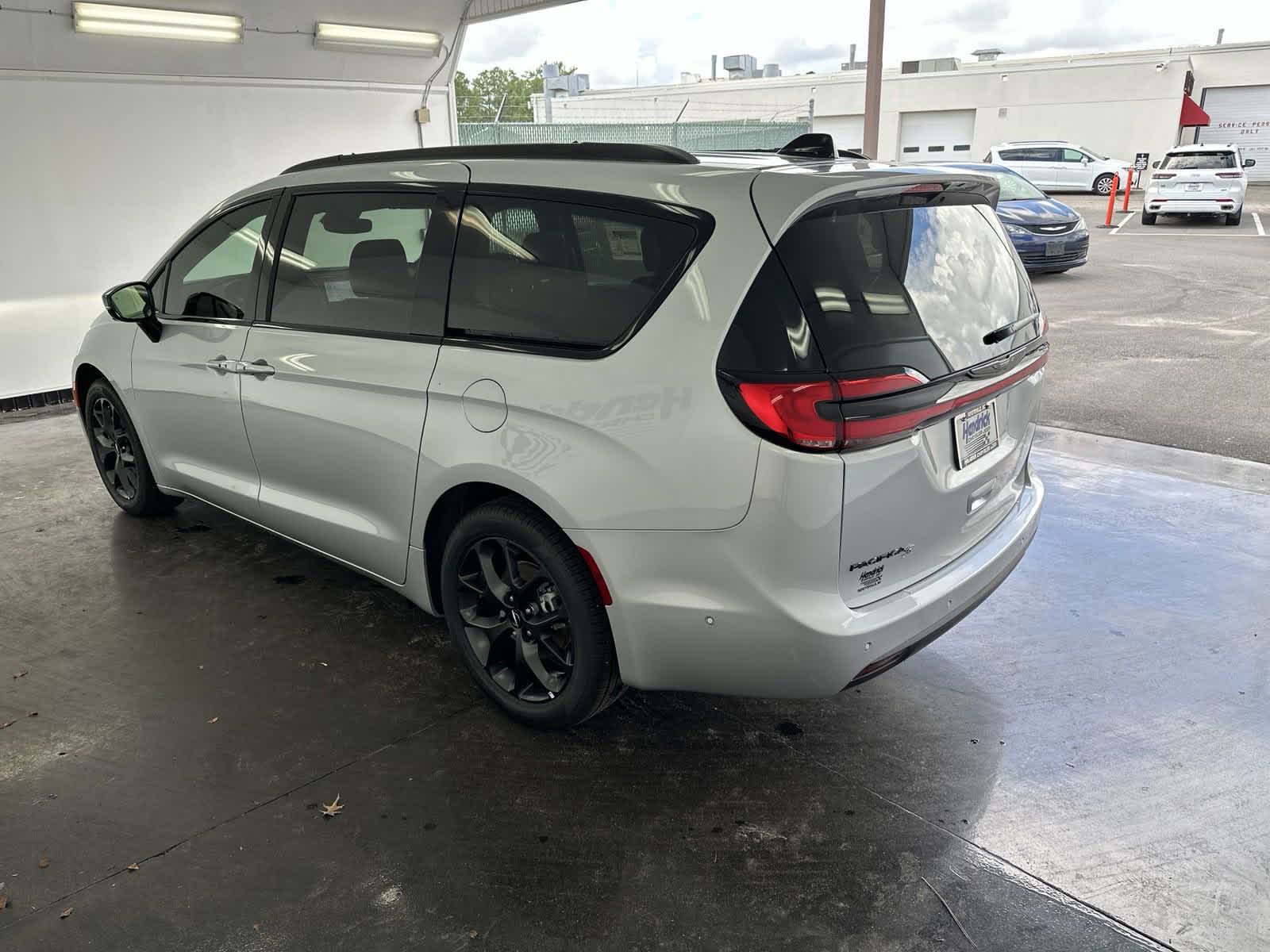 2024 Chrysler Pacifica Touring L 6