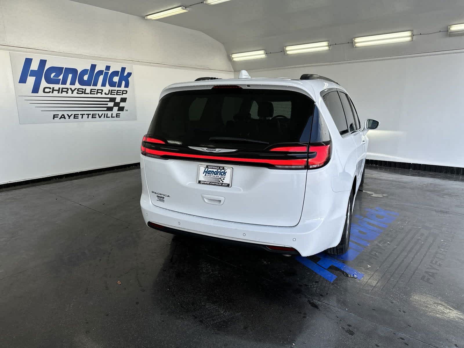 2022 Chrysler Pacifica Touring L 8