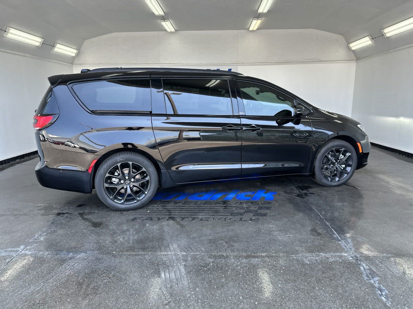 2024 Chrysler Pacifica Touring L 9