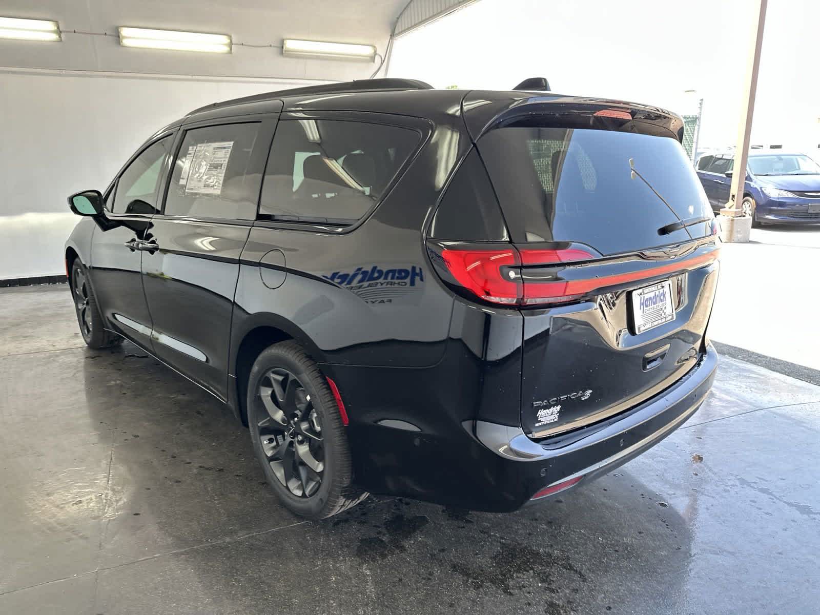 2024 Chrysler Pacifica Touring L 6